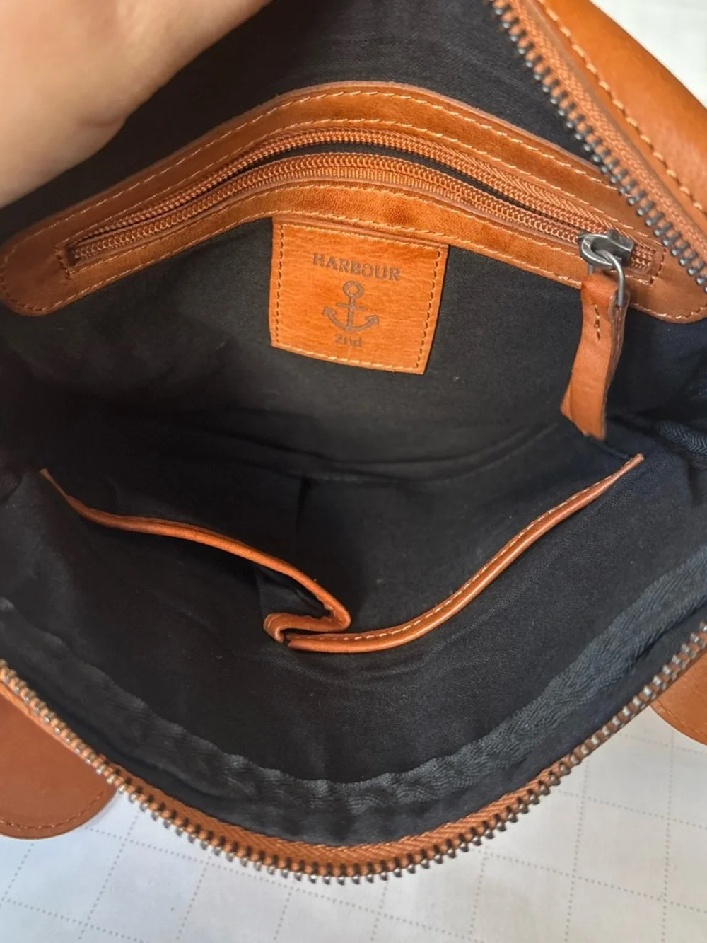 Classic Tan Leather Messenger Bag with Adjustable Strap